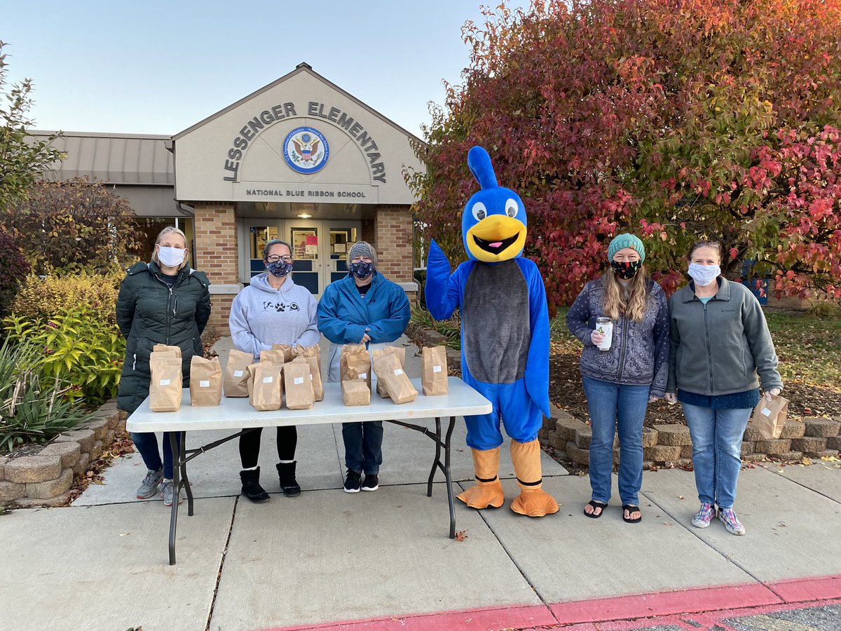 roadrunnersrule's tweet photo. Thank you to LEST and our volunteers for working so hard to make our bagel drive thru a success!
#wearelamphere https://t.co/HDOzOspbly