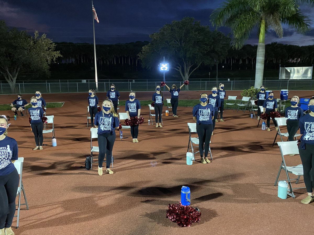 Ehs_Dance_Team's tweet photo. We had so much fun at last night’s JV game! Go wildcats!👯‍♀️🎼🏈🥁 #dance #band #football #gameday #wildcats #sparkleandshine #pinkout #BreastCancerAwarenessMonth @EsteroHS @esteroband @EsteroFB @EsteroWildcats https://t.co/Id86yxfRiS