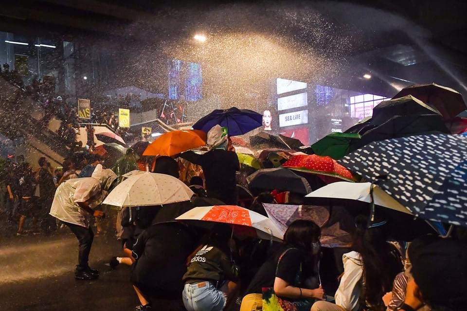 bIackobject's tweet photo. Source/ Stand News立場新聞 -Facebook 

曼谷警出動水炮車 示威者傘陣抵抗

繼昨日逾萬人參與大型反總理巴育示威後，泰國警方今天晚上再在曼谷市中心十字路口對示威者使用了水炮車，試圖結束連續第三天的反政府示威活動

Photo by LILLIAN SUWANRUMPHA/AFP via Getty Images

#好似睇到一年前既香港咁 https://t.co/DhOeafSZyX