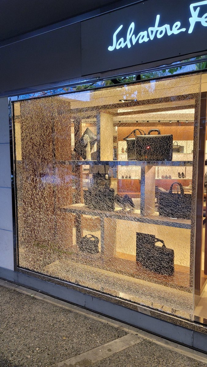 titanwindowfilm's tweet photo. When the top quality retailers need crime deterrence, they come to Titan Window Films and 3M Ultra Series Security Film! A new pane of glass and fresh Ultra S800 and zero loss of product!
#3MWindowFilm #3MSecurity #TitanWindowFilms #Vancouver #VancouverIsland #WindowFilmCanada https://t.co/sctWAHoIe7