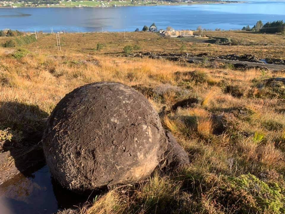 Miley Cyrus på Haramsøya? En slik Wrecking Ball kom nettopp dundrende ned gjennom fjellsiden nå! Når går det liv? @HoyreTina <a href="/Rotevatn/">Sveinung Rotevatn</a> @Henrikasheim <a href="/smpno/">Sunnmørsposten</a>