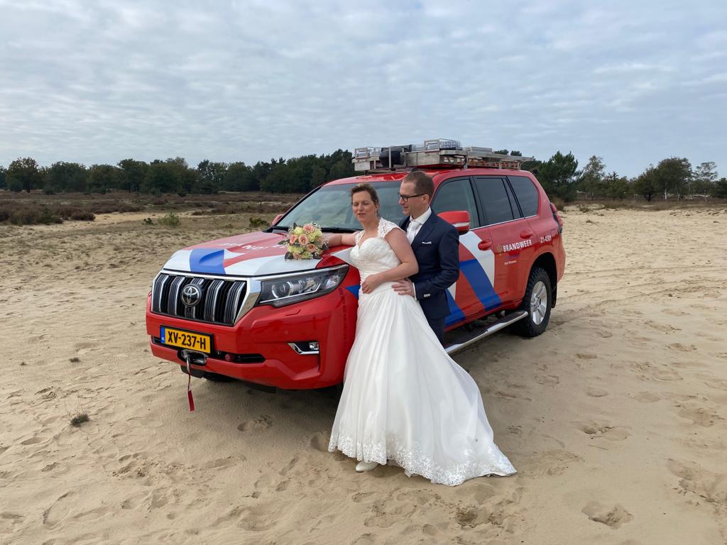 brwdrn's tweet photo. Lid van Brandweer Post Drunen Tim en 'zijn' Wendy geven elkaar vandaag het jawoord. Vanwege covid regels geen erehaag of  feest met de collega's mogelijk. Wel een prachtige foto met het eigen gezin. https://t.co/XzCQD8PW60