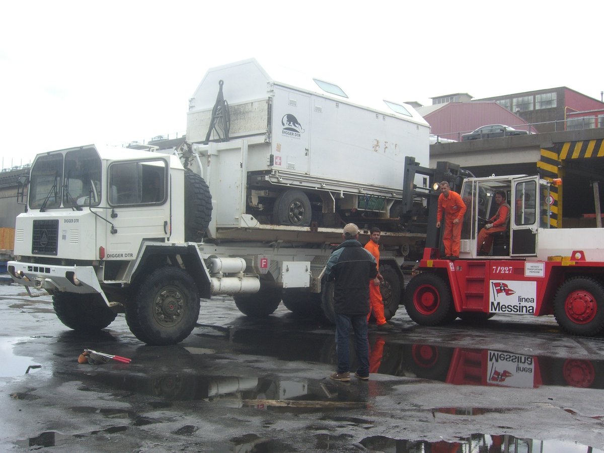 ⚓️Péripéties au port de Gênes⚓️

Découvrez l'épisode 25 de nos stories sur cette page: foundation.digger.ch/foundation/fr/…

#digger #fondation #diggerfoundation #déminage #humanitaire #jurabernois #jura3lacs #jurabernoistourisme #suisse #tavannes #genova #Italy