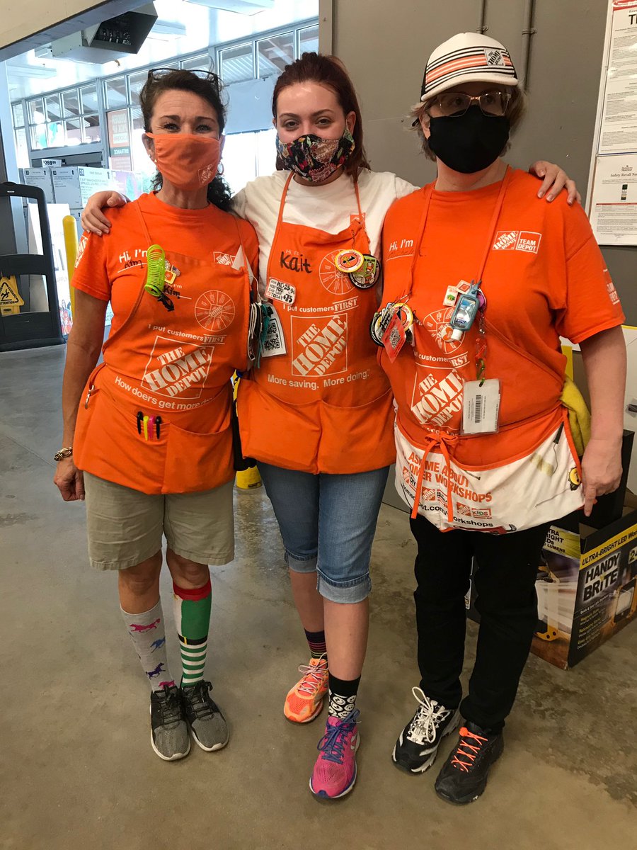 HdKalsnes's tweet photo. CAM celebration continues at 8995. Having fun with Nerd Day and Nothing Matching Day! @bthedge23 https://t.co/kOQnMpfKQy