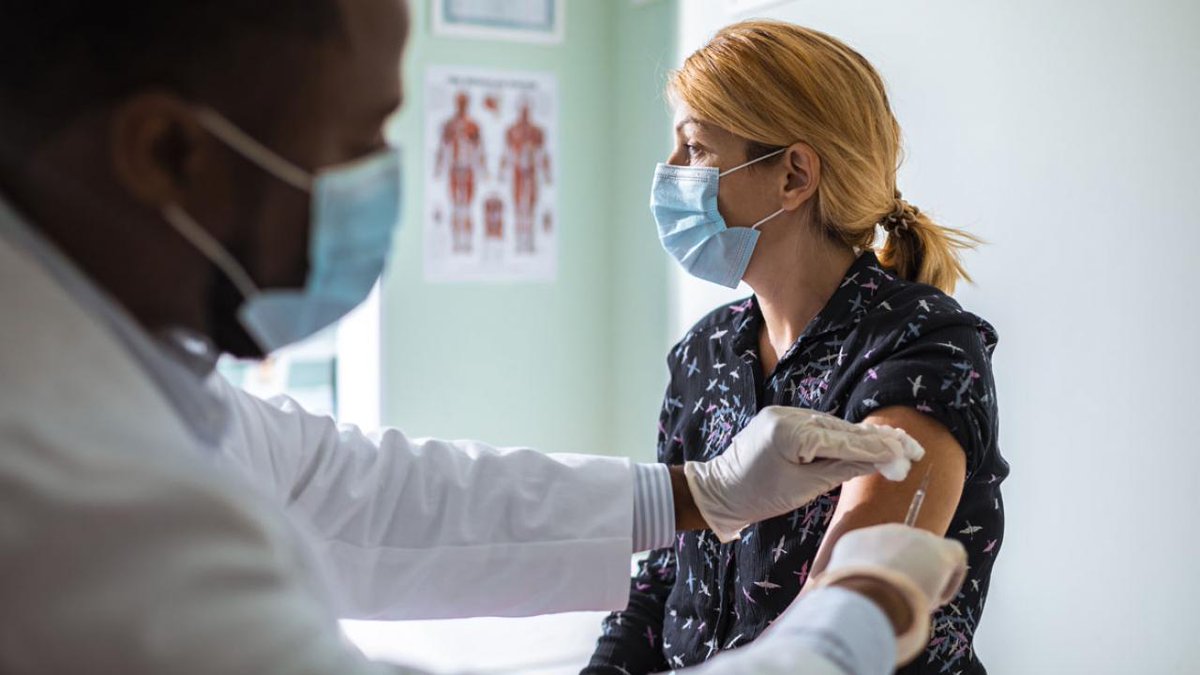 In the effort to avoid a “twindemic” of surging influenza and COVID-19 cases, widespread flu immunization is vital. Learn eight things physicians want patients to know now about flu shots. ama-assn.org/delivering-car…