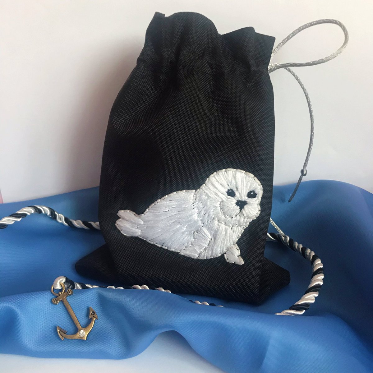 KocurkowaK's tweet photo. This dice bag plunges into the depths with a cute seal on the front and underwater pattern inside.

Commission for a friend.

#dnd #dicebag #dicepouch #rpgdice #ttrpg https://t.co/vqiTjr7L7a
