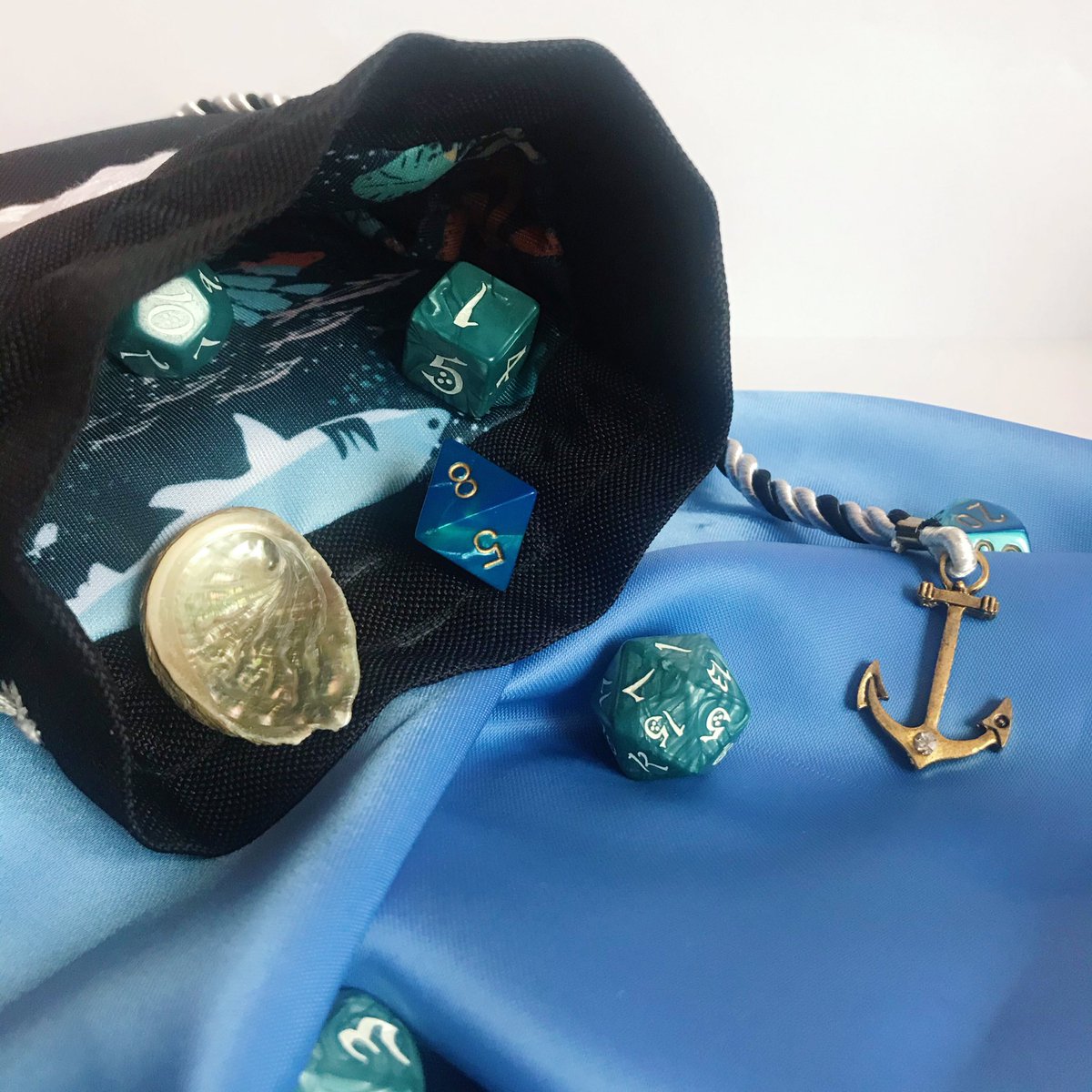 KocurkowaK's tweet photo. This dice bag plunges into the depths with a cute seal on the front and underwater pattern inside.

Commission for a friend.

#dnd #dicebag #dicepouch #rpgdice #ttrpg https://t.co/vqiTjr7L7a
