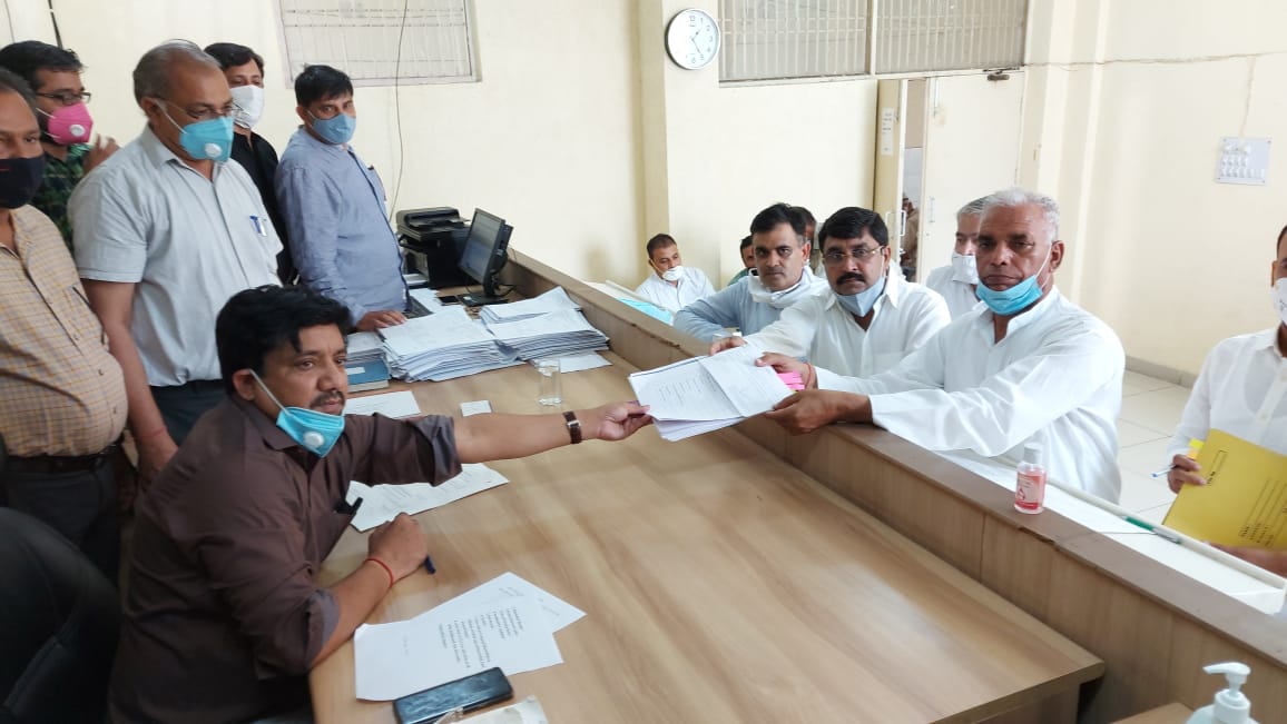 बरोदा उपचुनाव में निर्दलीय उम्मीदवार के तौर पर कपूर नरवाल का नामांकन दाखिल करवाते हुए महम से निर्दलीय विधायक बलराज कुंडू।