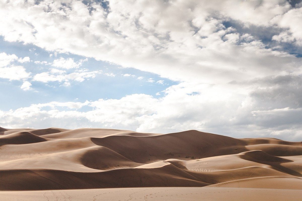 El desierto del Sahara es el desierto cálido más grande del mundo y el tercero más grande después de la Antártida y el Ártico. Tiene más de 9.400.000 km² de superficie y abarca la mayor parte de África del norte