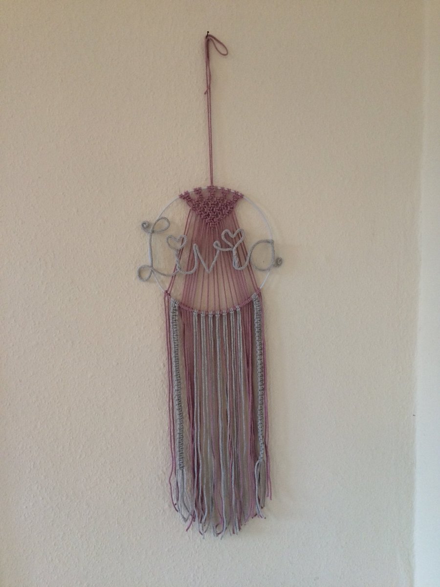 petiteliv's tweet photo. Der schöne #makramee #traumfaenger ist ein stylischer #wandbehang für das #babyzimmer oder #kinderzimmer. Mit #namen #personalisierbar und ein tolles und #individuelles #geschenkzurgeburt oder bei der #babyparty. #traumfaengerbabyparty #traumfaengerbaby https://t.co/0f7sl0xVvo