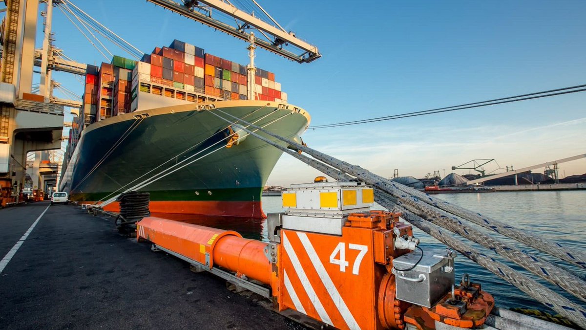 wepacktogether's tweet photo. At Cool Port, we pack fruit&amp;vegetables at the best possible location in the logistical centre of Europe: @PortOfRotterdam. By shortening the supply chain, we create higher quality for food. This you can see, smell and taste 😋

#cppr #coolport #wepacksmartertogether
📸Eric Bakker https://t.co/vTjSaB0JeI