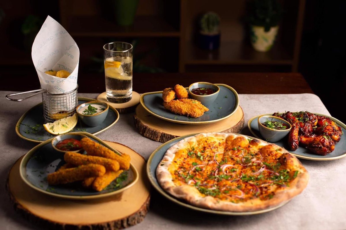We made it! FRIDAY!! 🍻🍔🍹🍸🥗

From beers to pizza, burgers to cocktails, salads to gin and back again, we’ve got it all, everything you want in an evening at Fratelli.

#fratellibarandgrill #coventry