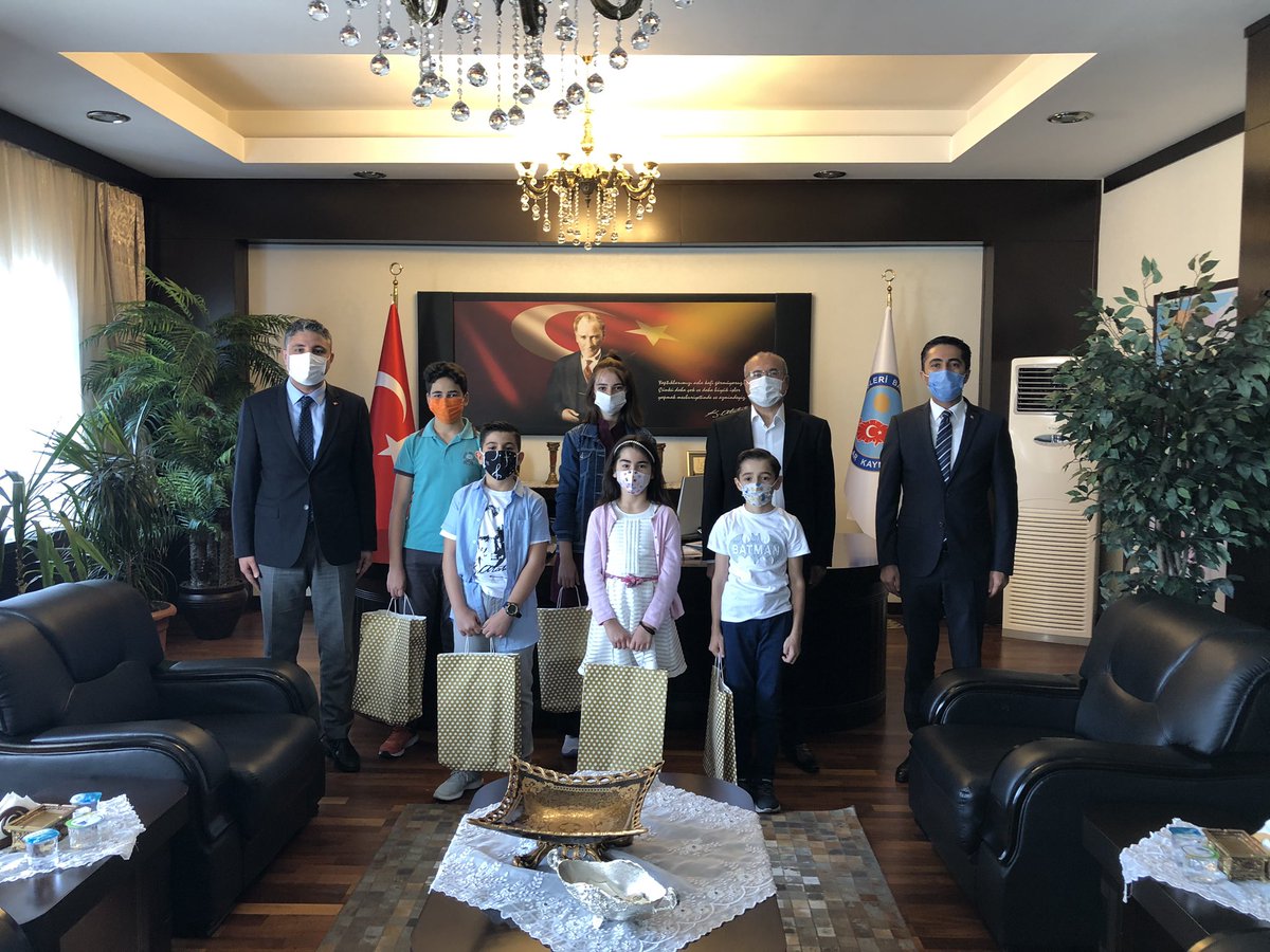 İl ve ilçe genelinde düzenlenen, şiir, resim, kısa video yarışmalarında derece alan öğrencilerimiz Kaymakamımız Sayın Kemal İNAN’ın kabulüyle tebrik edilerek hediyeleri takdim edilmiştir.
<a href="/memleventyazici/">Levent Yazıcı</a> @bbaris_yildiz