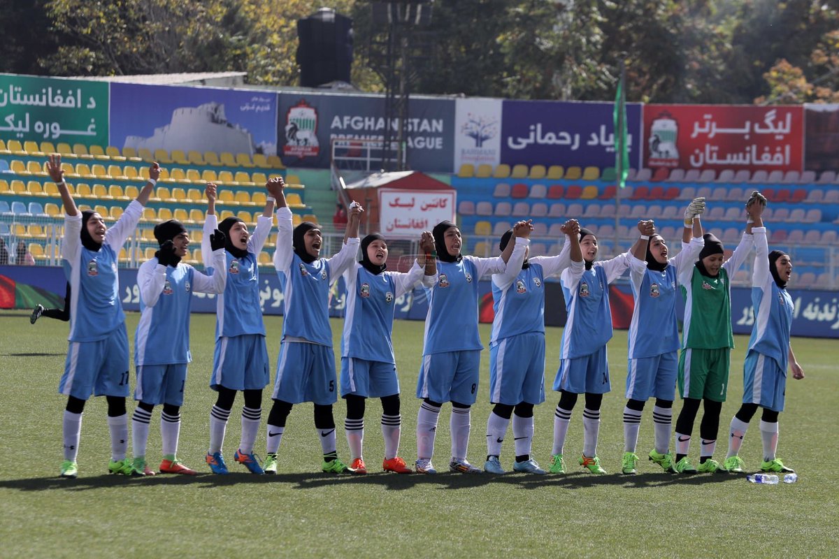 تیم دختران هرات قهرمان فصل چهارم لیگ برتر بانوان شد ( عکس های بازی ) 

تیم فوتبال دختران هرات با شکست کابل در دیدار نهایی فصل چهارم قابت های لیگ برتر بانوان، به مقام قهرمانی مسابقات دست یافت.