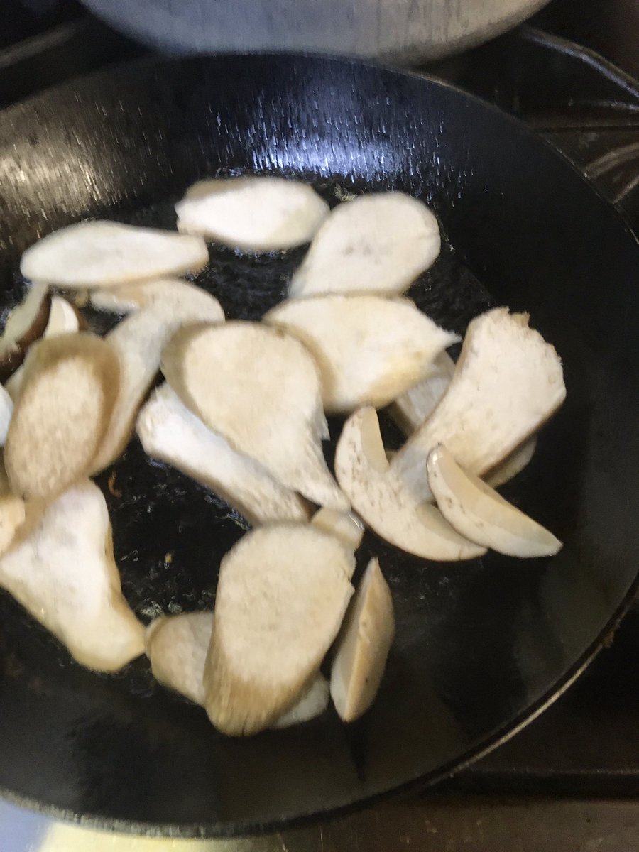 Passons à la cuisson. Ne vous embêtez pas, on va partir du principe que tous les champignons frais se cuisent de cette façon, en 2 fois. Poêle et huile, fumante, on ajoute les champignons sans faire un dôme.