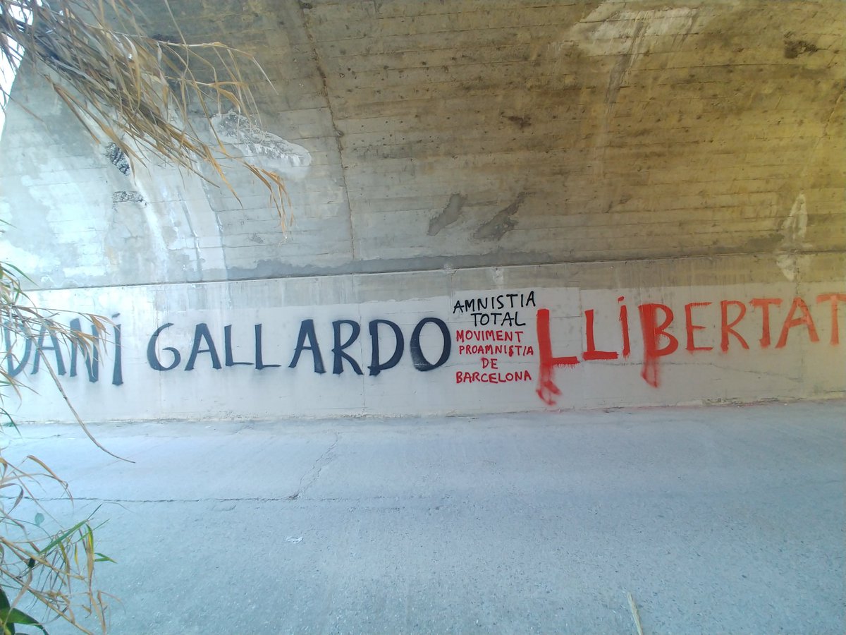 ProAmnistia's tweet photo. Dani Gallardo llibertat! 

Un any empresonat per solidaritzar-se amb Catalunya. 

Dani no estàs sol!

Visca la solidaritat internacionalista! 

#DaniLibertad
#Dani1AñoSecuestrado
#AmnistíaTotal
#SpainIsAFascistState https://t.co/PdlgB22HHX