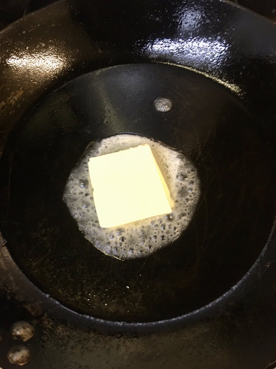 Dans la poêle précédente que l’on a essuyé, faire fondre le beurre, remettre les champignons, ça doit aller vite mais baissez le feu si nécessaire pour ne pas cramer le beurre. Sel poivre à ce moment (pas trop !)