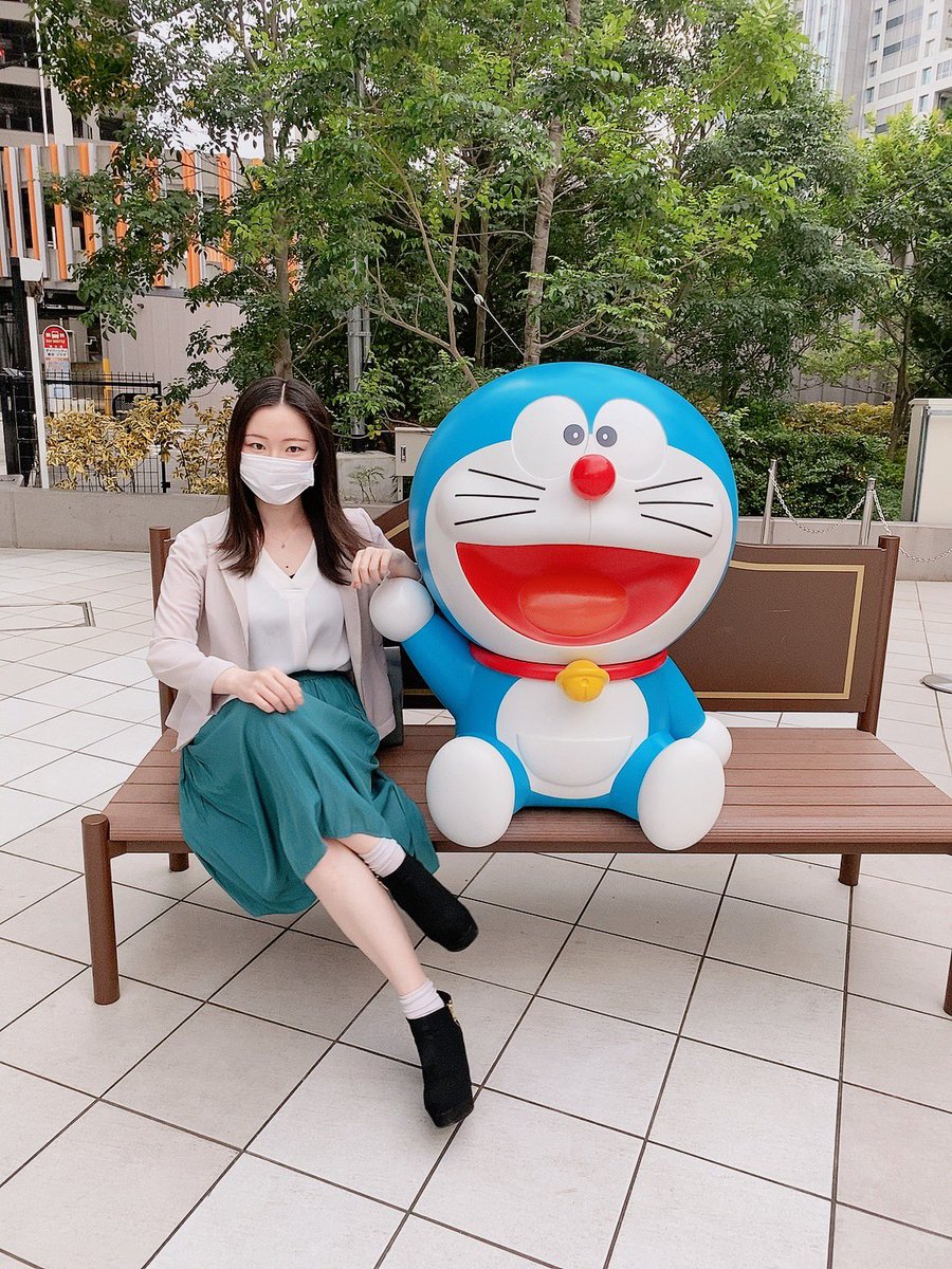 shi0mi_m's tweet photo. お友達がデザインを担当したお花のビュッフェに行ってきました💐
平日のランチがめちゃくちゃお得なお値段になってました笑笑
デザイン可愛かったです👏🏻
ドラえもんいたので記念に写真撮ったらとんでもなく偉そうな写真になったww
#ダイバーシティ東京プラザ
#laladream
#Flowerbuffet https://t.co/zZvwym2jCq
