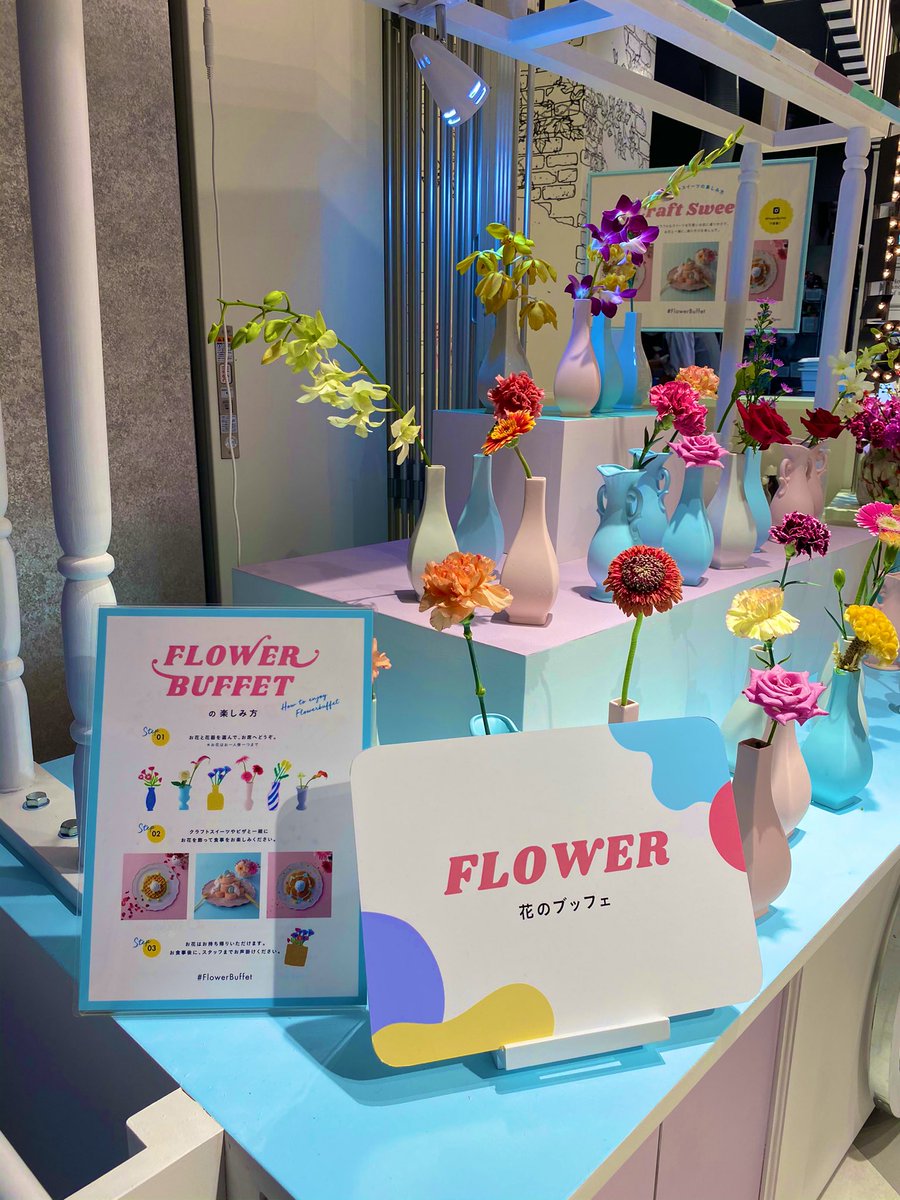 shi0mi_m's tweet photo. お友達がデザインを担当したお花のビュッフェに行ってきました💐
平日のランチがめちゃくちゃお得なお値段になってました笑笑
デザイン可愛かったです👏🏻
ドラえもんいたので記念に写真撮ったらとんでもなく偉そうな写真になったww
#ダイバーシティ東京プラザ
#laladream
#Flowerbuffet https://t.co/zZvwym2jCq