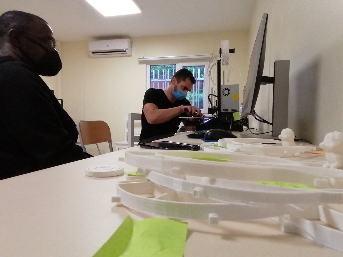 SemeCity's tweet photo. Ça bouge déjà chez les #makers!
Dans le cadre des actions de la #TaskForceInnov, les premiers échantillons de visières s’empilent.
Le défi : fabriquer le maximum de visières sanitaires de qualité en un temps record. 
On soutient et on encourage l’équipe ! 
#impression3D #santé https://t.co/GBByaW3Cau