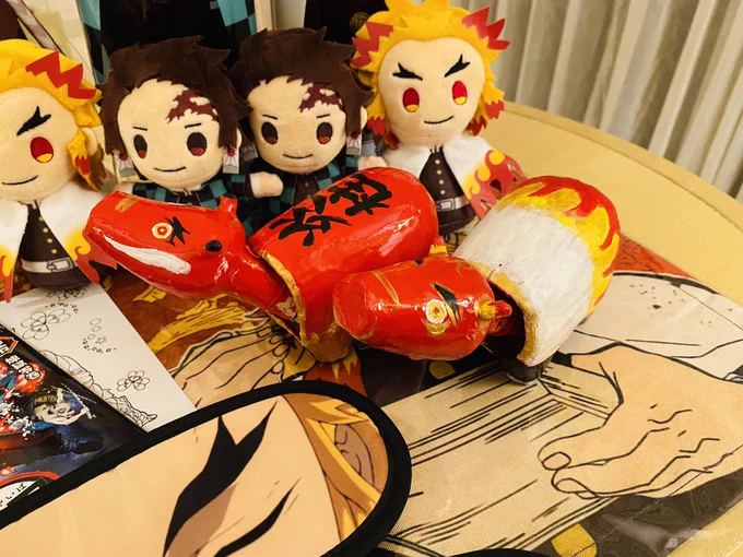 情緒がぐちゃぐちゃなままれんごくさんの赤べこをつくり海を眺めに行ってべそべそしてホテルに祭壇をつくりました。これからこの土日で煉炭1本仕上げる合宿始まります。 