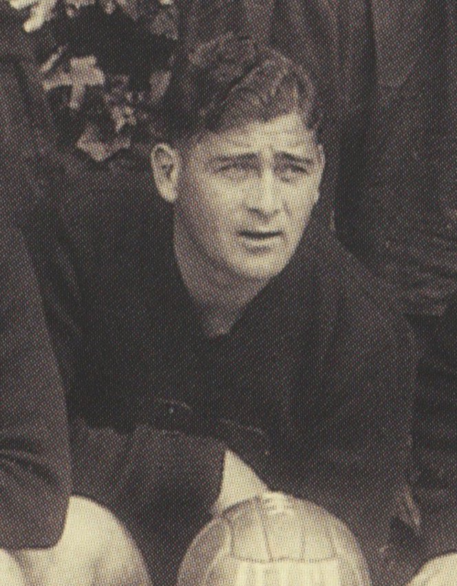 Attilio BERNASCONI (1935-37) Bernasconi sera également titulaire de la finale de 35. Formé à Newell’s Old Boys et passé par le Torino il ne jouera que 6 matchs pour le SR mais marquera 2 buts. Transféré à Lille et à Tourcoing, il deviendra binational et terminera sa vie en 