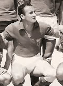 Juan CALLICHIO (1951-52) Après ses passages en Argentine et en Italie, Callichio arrive en 1951 et ne passera qu’une saison à Rennes. 29 matchs, 12 buts dont 2 doublés, ses statistiques restent honorables. Il continuera au Red Star et à Rouen et deviendra entraîneur ensuite.