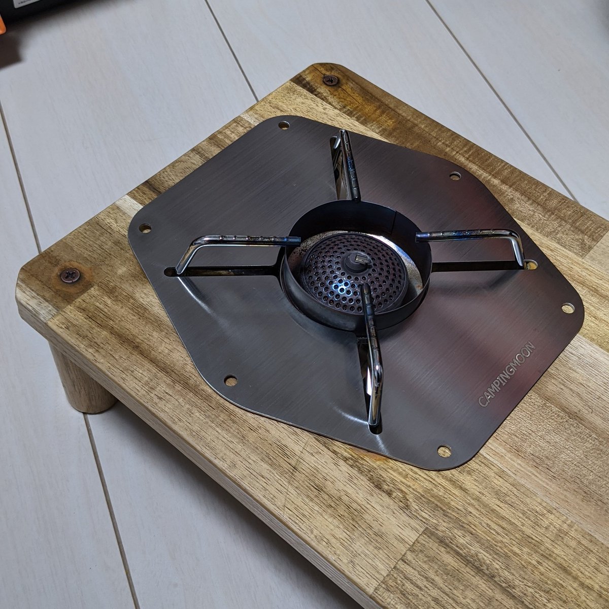 Webnullpo プライムデーで買った キャンピングムーン の遮熱板を自作の板台に取り付ければ完璧じゃね しかもこの板 ご丁寧にネジ穴っぽいのまで開けてくれてるので最高やん St310 遮熱板 Campingmoon プライムデー