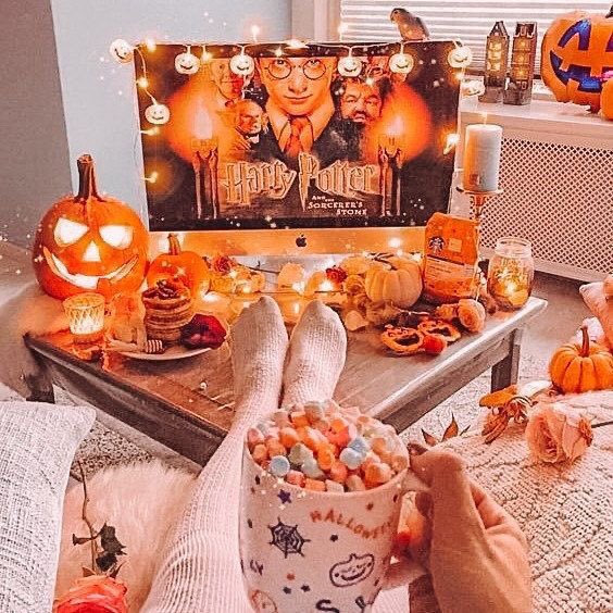 Je suis dégoûtée...
J’étais à fond dans l’ambiance automne et tout et je voulais acheter plein de petites déco pour décorer mon appart...
Mais à part les déco de Noël j’ai trouvé des trucs d’automne nul part 😭🙌🏻 
Je me console en traînant sur Pinterest 🍂🧶☕️