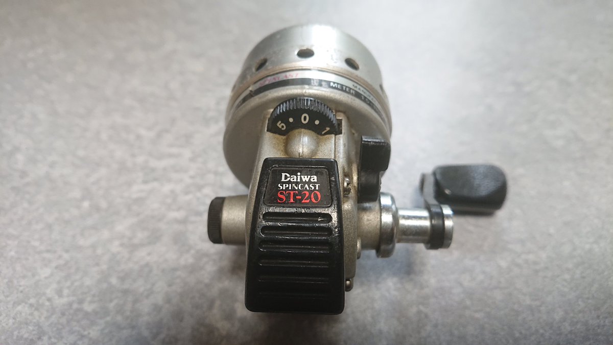 FlipperHayashi's tweet image. ダイワのクローズドフェイス

今はベイトリールが良くなっているから
この構造のリールは不要っすね。

＃daiwa ＃spincast