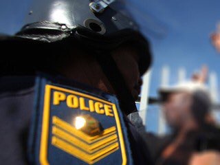 SAPoliceService's tweet photo. #sapsEC #MotoristAlert: #ProtestAction affecting all routes entering Middelburg, Eastern Cape. T All roads are closed with stones and tyres. Motorists adviced to make use of alternative routes traveling to Colesberg, Steynsburg, Graaff-Reinet and Cradock. ME https://t.co/ZCfQoZPys9