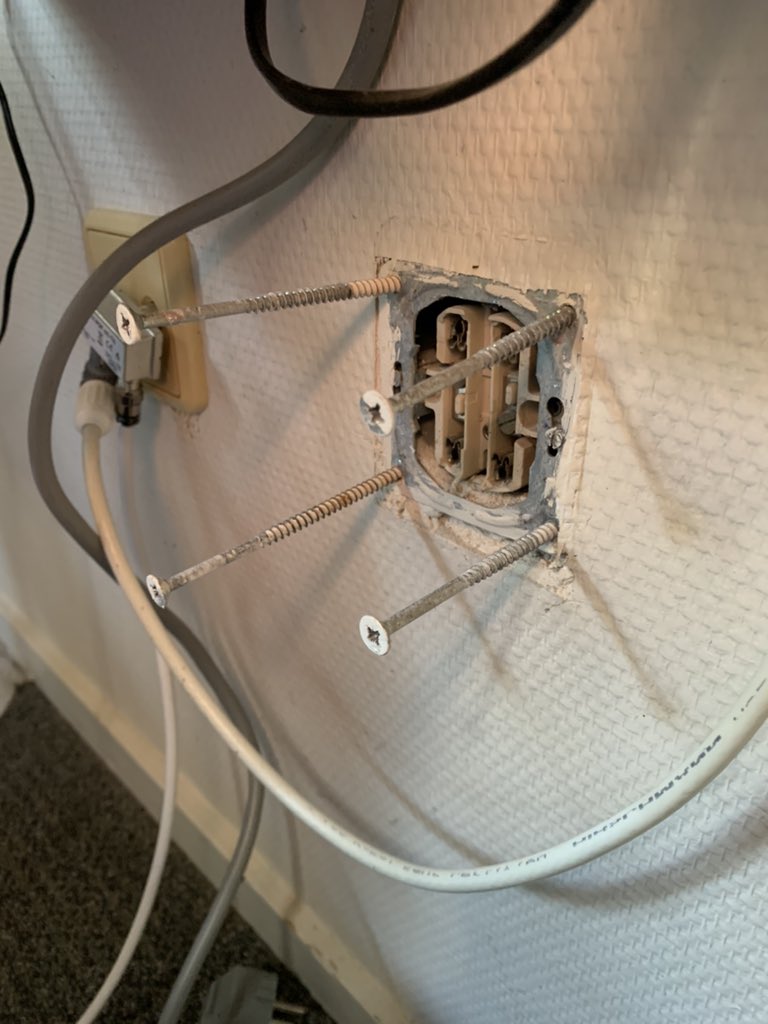 Zou dit conform NEN normering deugdelijk bevestigd zijn? Volgens <a href="/teundebeun/">Teundebeun</a> in ieder geval wel... <a href="/elekfout/">Elektrische foutjes</a>