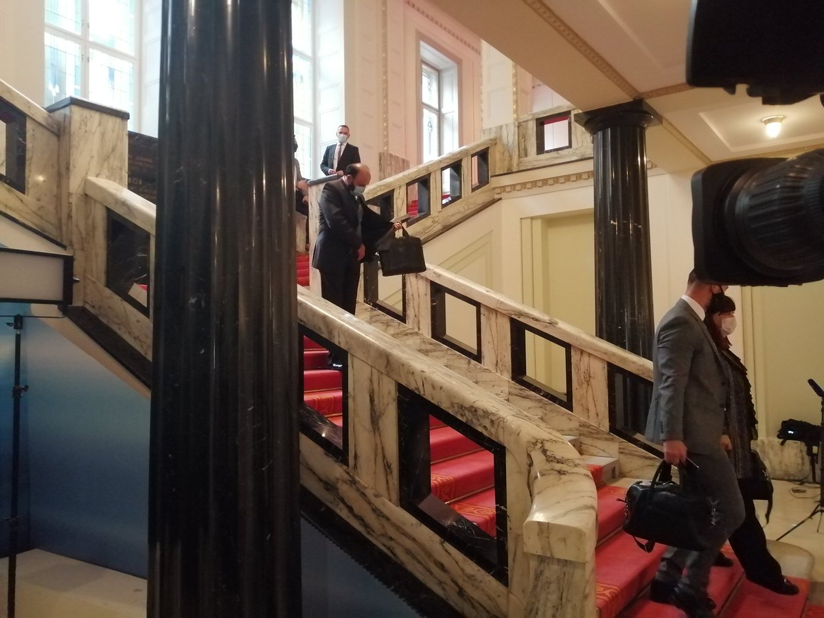 #Sabor: u podne počinje glasovanje, 18 zastupnika bi trebalo glasovati putem videolinka. Od toga, 14 ih je bilo na sjednici Odbora za nacionalnu sigurnost, na kojoj je bio i Franko Vidović. Danas je potvrđeno da je pozitivan na #Covid19. <a href="/hrtvijesti/">HRT Vijesti</a>