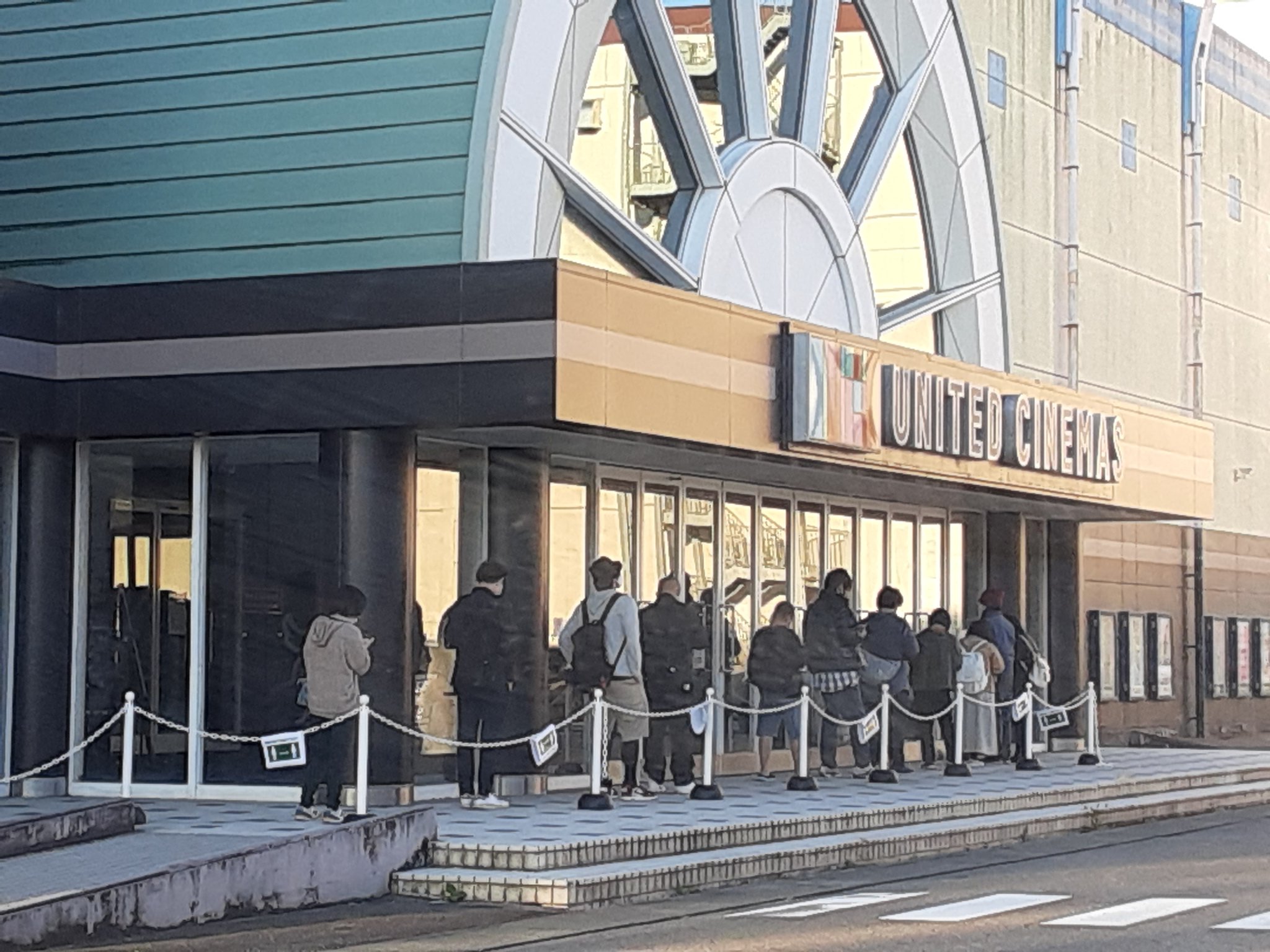 トムトム1124 鬼滅の刃無限列車編 本日の初上映は朝7時30分 僕が現地についたのが 6時45分でしたが 写真のようにすでに列ができていた 上映時間には 平日の朝にも関わらず大勢の人が やっぱり劇場で見る映画は迫力が違いますね 泣けた
