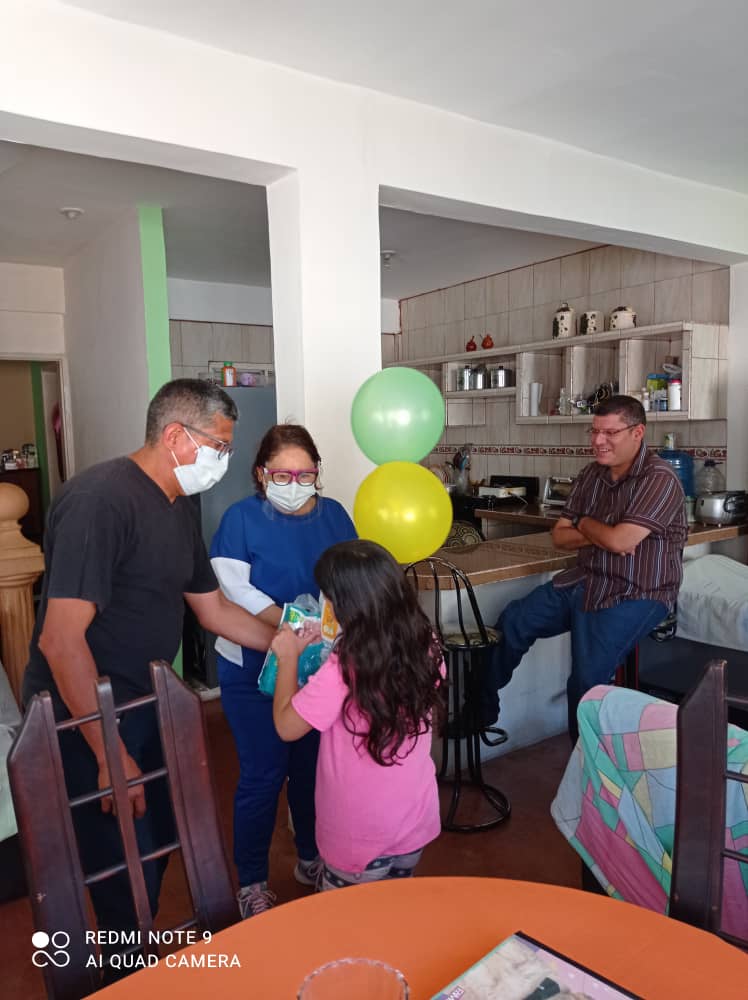Aquí estoy entregando una canastilla a una bebé en la parroquia Agua viva #EnVenezuelaDecidimosCuidarnos