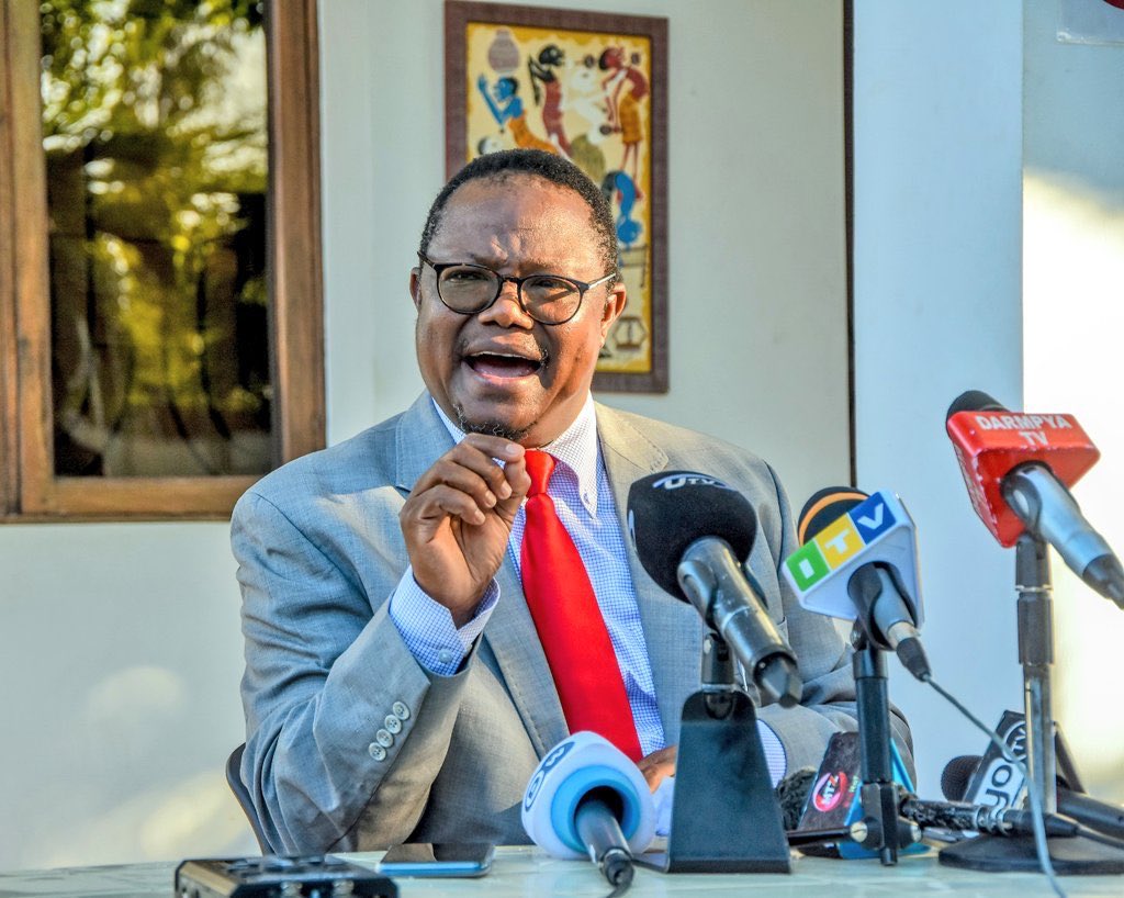 JiniKinyonga's tweet photo. Zimebaki siku chache kumchagua Rais wa Tanzania. Ngoja tupime hapa nani anakwenda kuibuka mshindi.

RT kama utamchagua Tundu Lissu
Like kama utampigia Magufuli.

Haya Twende kazi. https://t.co/QsM0I07wAS