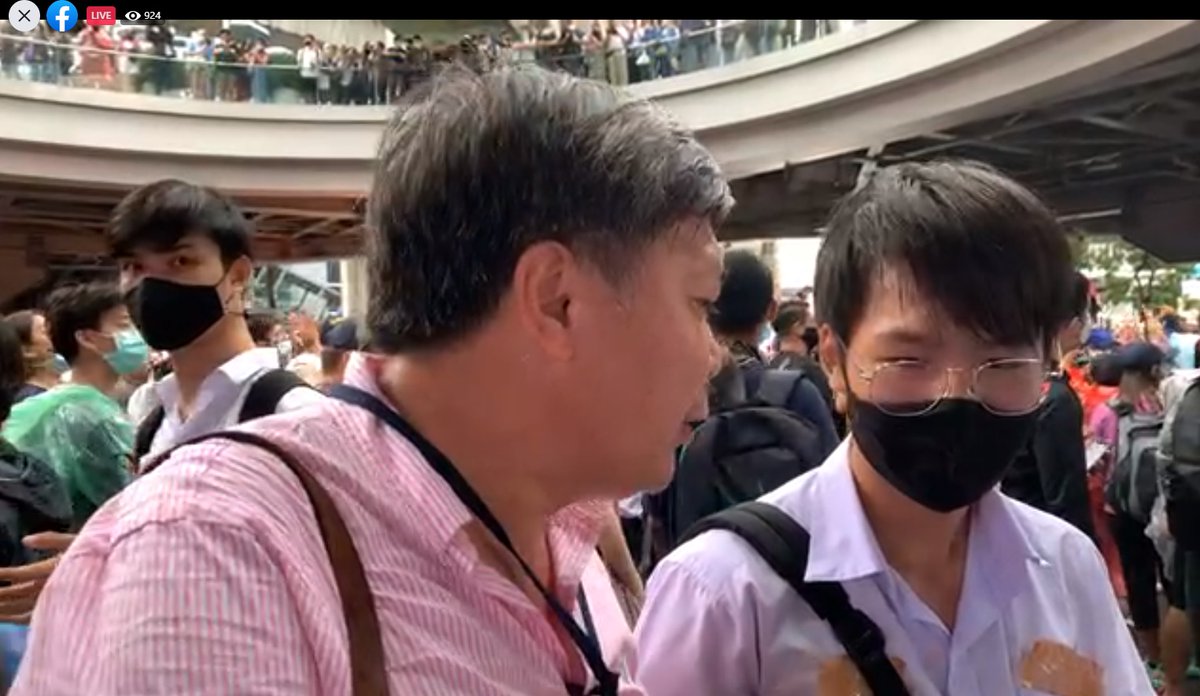 LIVE from anti-government rally at Pathum Wan Intersection after protesters moved their venue in response to police’s shut down of Ratchaprasong https://www.facebook.com/KhaosodEnglish/videos/1005918823256650 #16ตุลาไปแยกปทุมวัน  #ม็อบ16ตุลา  #Thailand  #KE