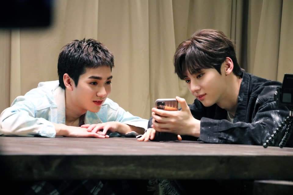 NUE5T_instagram's tweet photo. @NUESTNEWS [ 201016 FB : 뉴이스트 Nu'est ]
NU’EST ON-CLIP <UNBOXING> BEHIND PHOTO #민현 X #아론 
#뉴이스트 #NUEST
#ON_CLIP #UNBOXING
#NUEST_JR_아론_백호_민현_렌 

https://t.co/habFDkiO0E https://t.co/2b8ExUwMyD