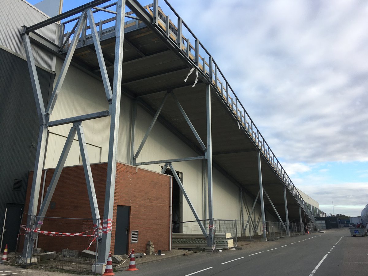 RvdBrom's tweet photo. Het blijft leuk om een gebouw wat helemaal in 3D is uitgewerkt ook in het echt gebouwd te zien worden. Aan voorzijde moeten er nog vloeren en gevel bijkomen, achterzijde is nu al spectaculair door de goed zichtbare hellingbaan. @abcwestland @Weboma @Bogaerds #Revit https://t.co/IMJQIGnli9
