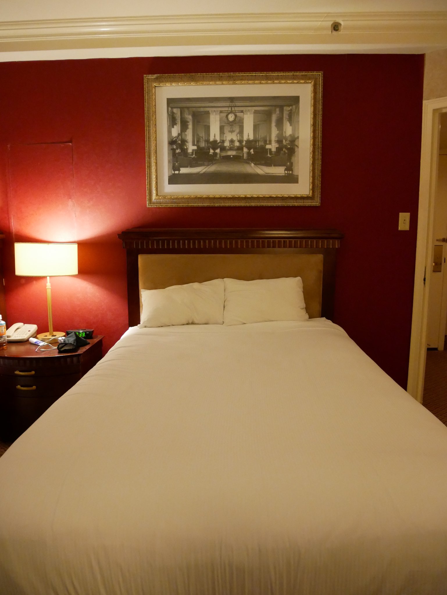 Mizuki Ca休んで田舎暮らし ニューヨークのホテル 壁紙が赤くておしゃれだなぁ 日本では選ばれない赤 Ny ホテル 壁紙 インテリア T Co Tvhqpr9kym Twitter