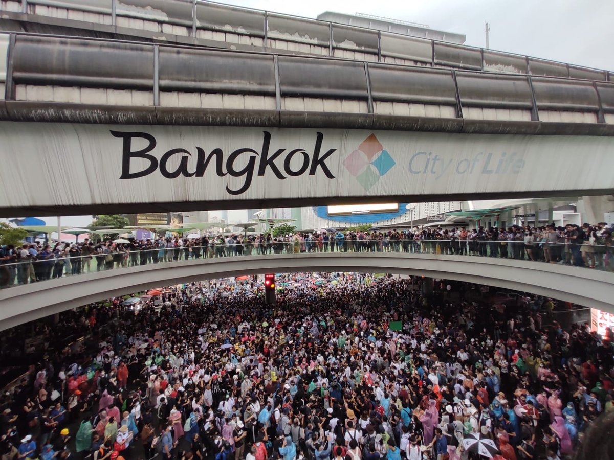 ThaiEnquirer's tweet photo. They told us it was going to be a small protest. The state has intimidated them with a show of force. It won't be as big as yesterday, they said. It's raining, they'll never come. 

What do they know? 

#16ตุลาไปราชประสงค์ #พรกฉุกเฉิน #16ตุลาไปแยกปทุมวัน https://t.co/7zhWMkXVYp