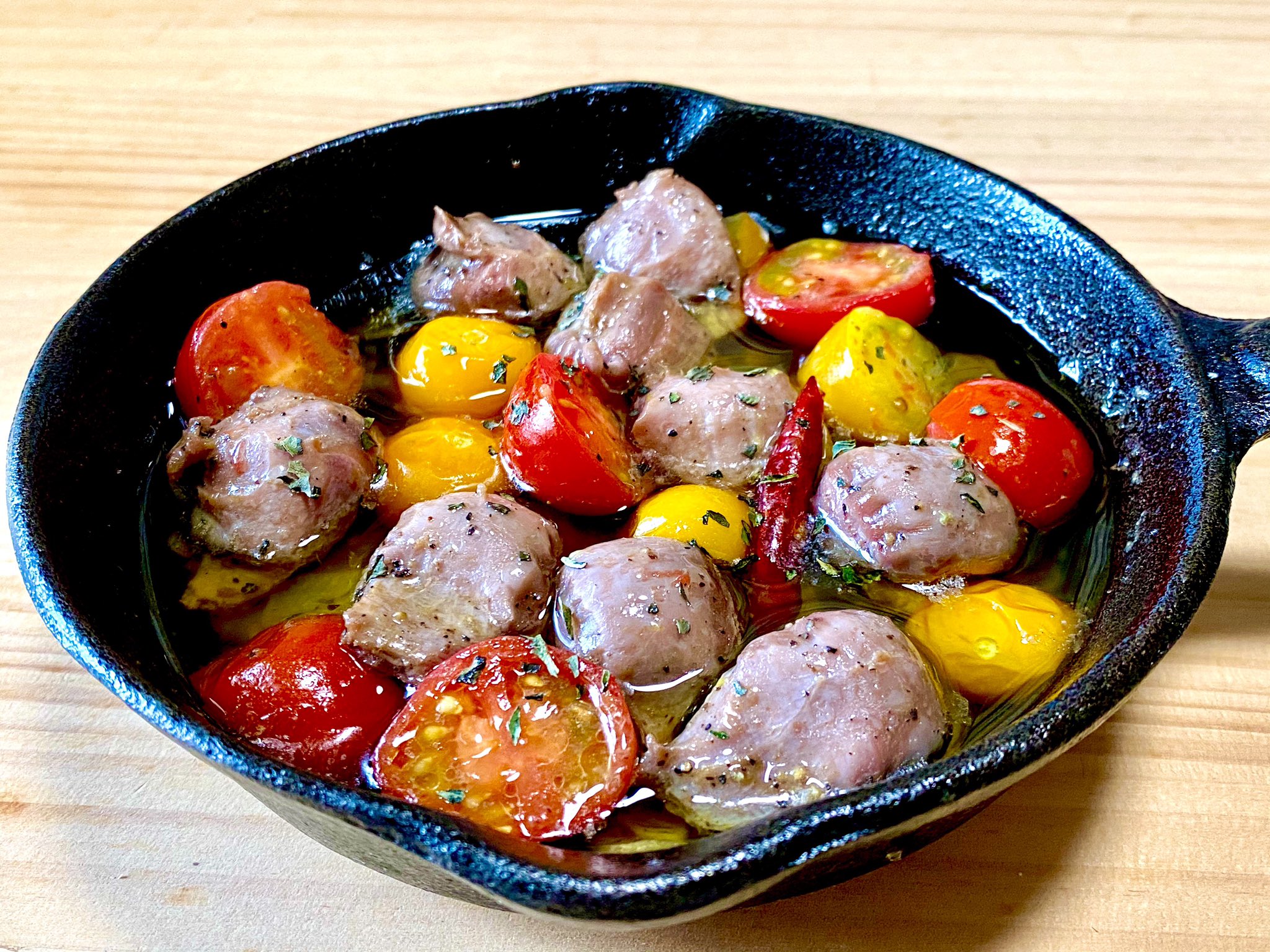 俺のキャンプ飯 今日のキャンプ飯は スキレットで 砂肝とミニトマトのアヒージョ 作るたびに思うけどやっぱりアヒージョ 美味しい いいね おうちキャンプ飯 スキレット アヒージョ T Co Wisg2rhyw5 Twitter