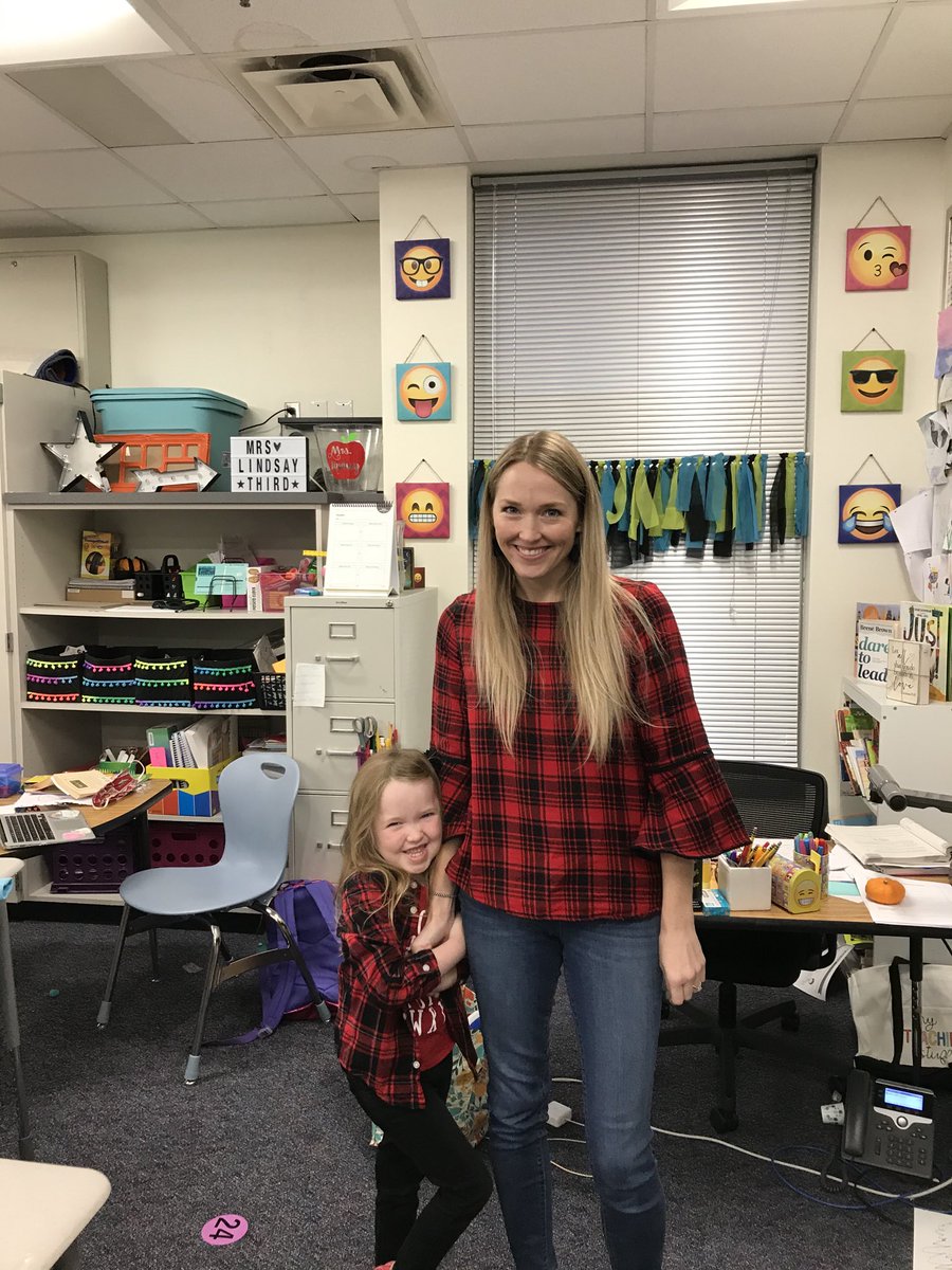 ⁦<a href="/mrslindsay3rd/">Mrs Lindsay's Class</a>⁩ and daughter support for #DyslexiaAwarenessMonth #dyslexiaawareness