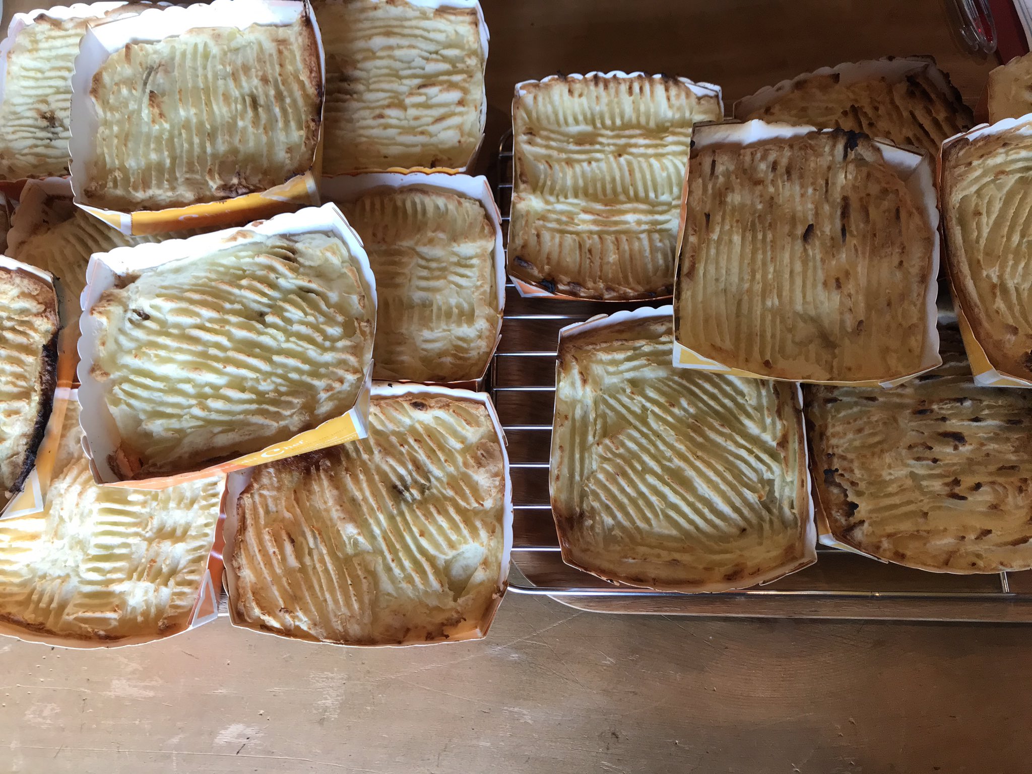 Cafehimmel カフェヒンメル 明日土曜日のランチメニュー イギリス伝統料理 コテージパイ チキン のランチセットです テイクアウトしてお家でカフェヒンメルのランチをいかがですか ご来店お待ちしております カフェヒンメル コテージパイ 国立