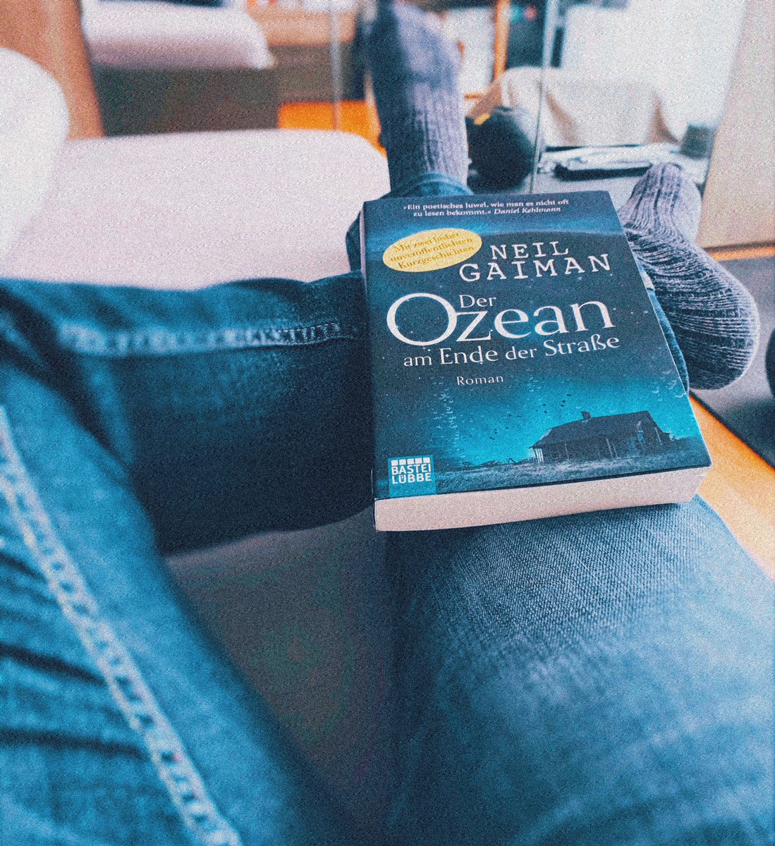 roscherrer's tweet photo. Leseorte, Sitzposition und die Suche nach dem perfekten Licht ...

Irgendwelche Empfehlungen für einen entspannten Lesegenuss an kalten Herbsttagen?

#lesen #derozeanamendederstrasse #lesenmachtgluecklich #leseorte #lesepositionen #lesespass #neilgaiman https://t.co/ETuC8qkzbt