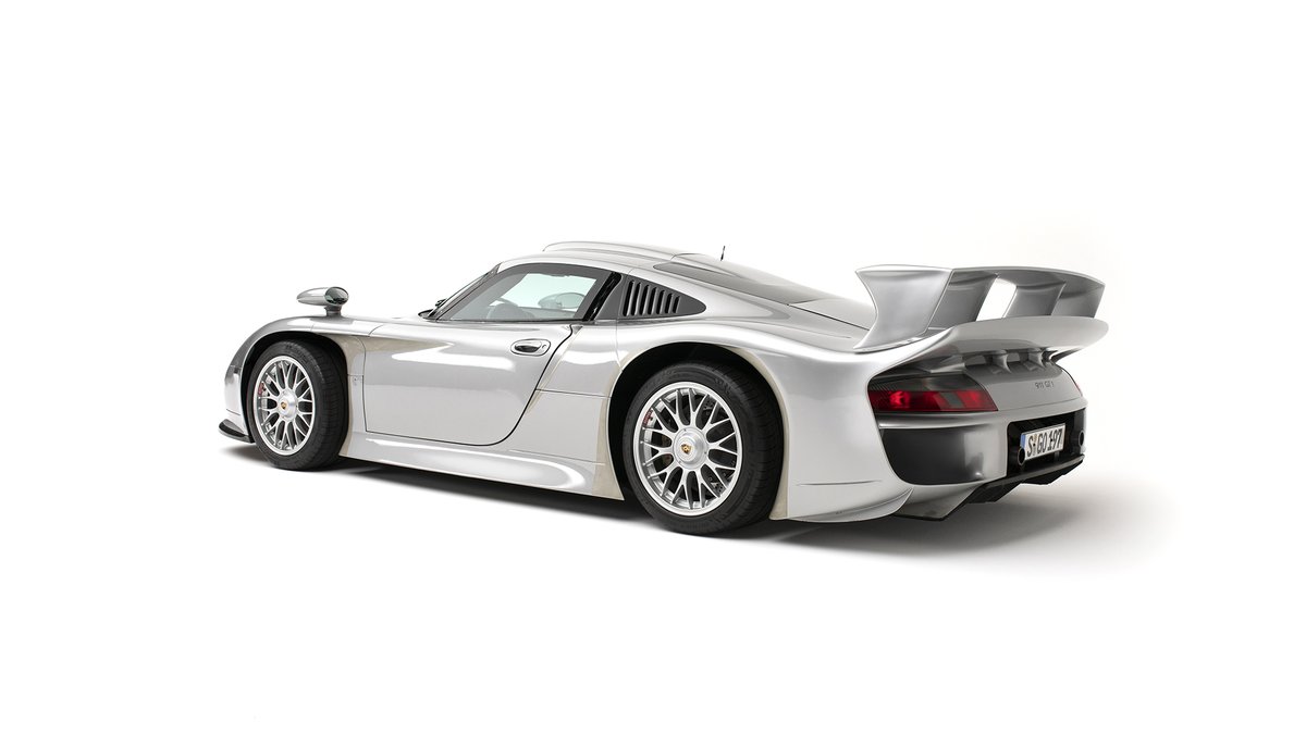 La versión de carretera (Straßenversion) del #Porsche 911GT1 es probablemente uno de los coches más buscados de todos los tiempos.
Con una producción de 23 unidades, es también una de las versiones GT más escasas. Es el modelo de homologación para el GT1 que ganó en #LEMANS24 98 https://t.co/7IpGhixEpJ