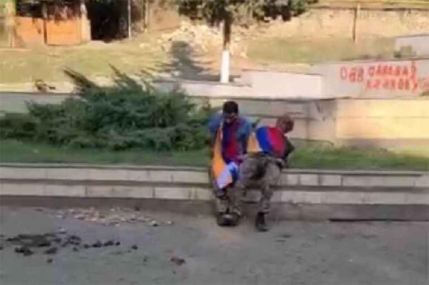 AvalyanElen's tweet photo. Open your eyes...
See the difference between a peaceful nation and aggressors... 

-azerbaijani armed forces soldiers brutally killed Armenian prisoners.

-Armenian doctors operated azerbaijani prisoner.

#StopAzerbaijaniAggression 
#stopterrorismagainstArtsakh https://t.co/qsi5CpxMP0