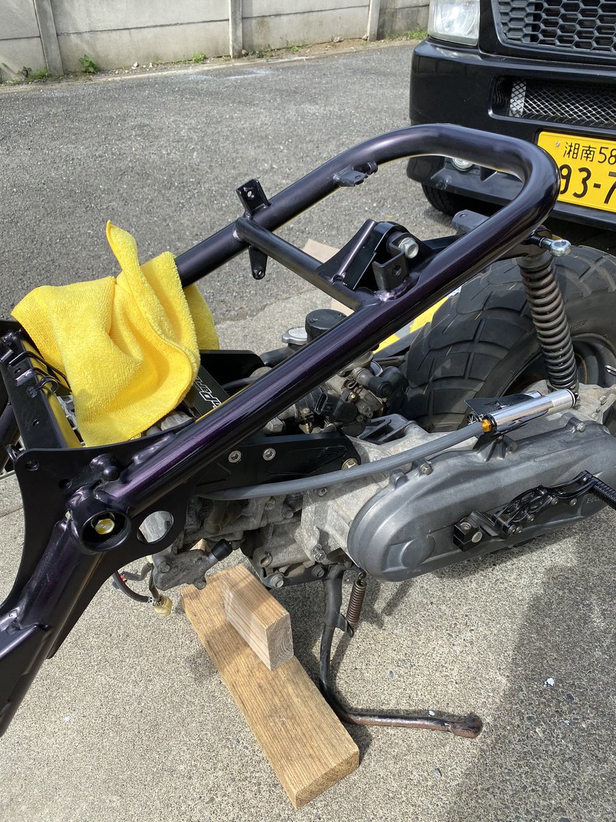 紫お兄さん 今年は辛抱の年 今日のズーマー日記 塗装がある程度終わったからハンドル周り組んだよ フレームは組んで周りから見える部分は頑張って磨く予定 明日は板を加工しようかなって思うけど気分だし多分やらないかな ほんと塗装得意な友達で