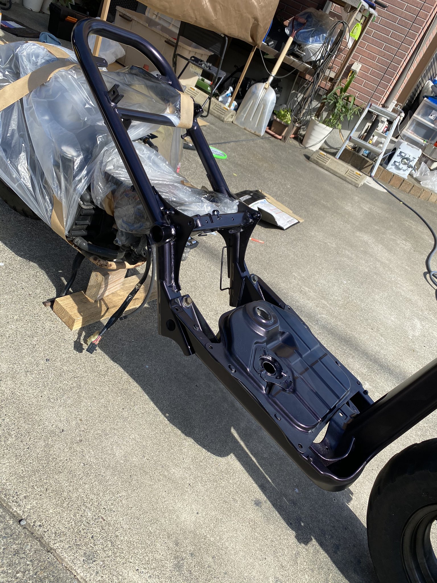 紫お兄さん いーちゃん 今日のズーマー日記 塗装がある程度終わったからハンドル周り組んだよ フレームは組んで周りから見える部分は頑張って磨く予定 明日は板を加工しようかなって思うけど気分だし多分やらないかな ほんと塗装得意な友達で