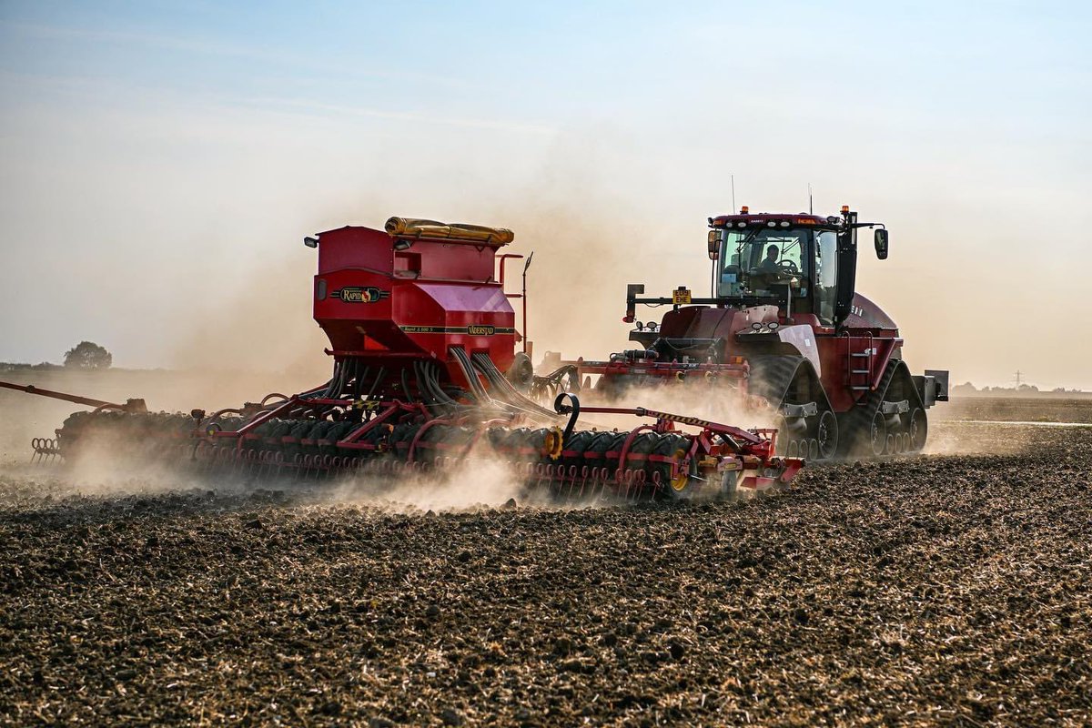 This dust now seems a very long time ago! <a href="/CaseIH_UK_IRE/">Case IH UK & IRE</a> <a href="/vaderstad/">Väderstad</a> <a href="/VaderstadUK/">Väderstad UK</a> <a href="/ErnestDoeSons/">@ErnestDoeSons</a> #agriculture #drilling #wheat #millingwheat